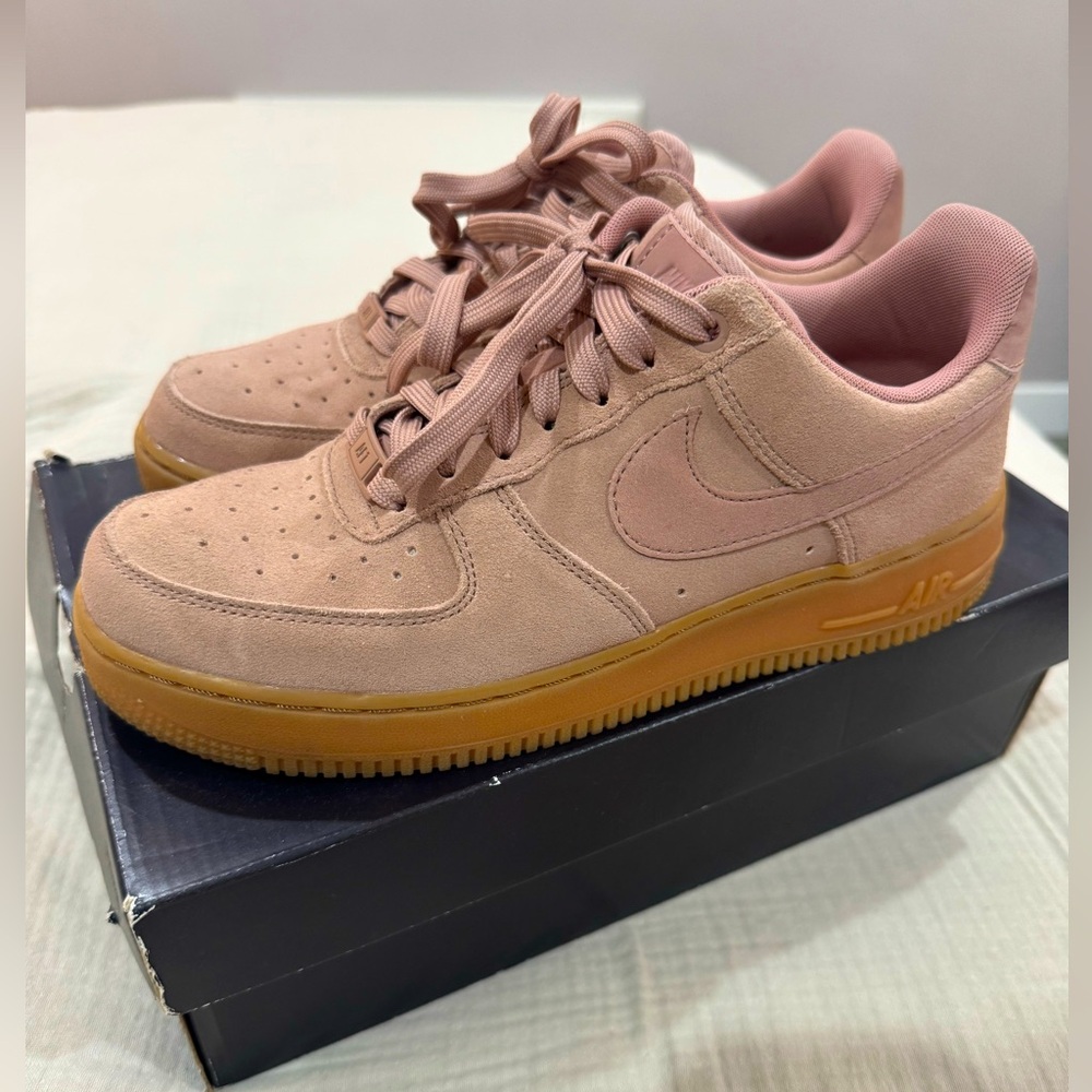 Nike Air Force 1 ‘07 LV8 Suede Particle Pink